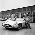 Rudolf Uhlenhaut wurde 1949 Oberingenieur bei Daimler-Benz und konstruierte auf Basis des erfolgreichen 300 SLR Rennsportwagens das legendäre Uhlenhaut-Coupé. Es war der schnellste Strassensportwagen der damaligen Zeit.